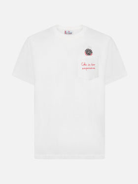 T-shirt Connor in cotone bianco con ricamo sul taschino Coke is too expensive