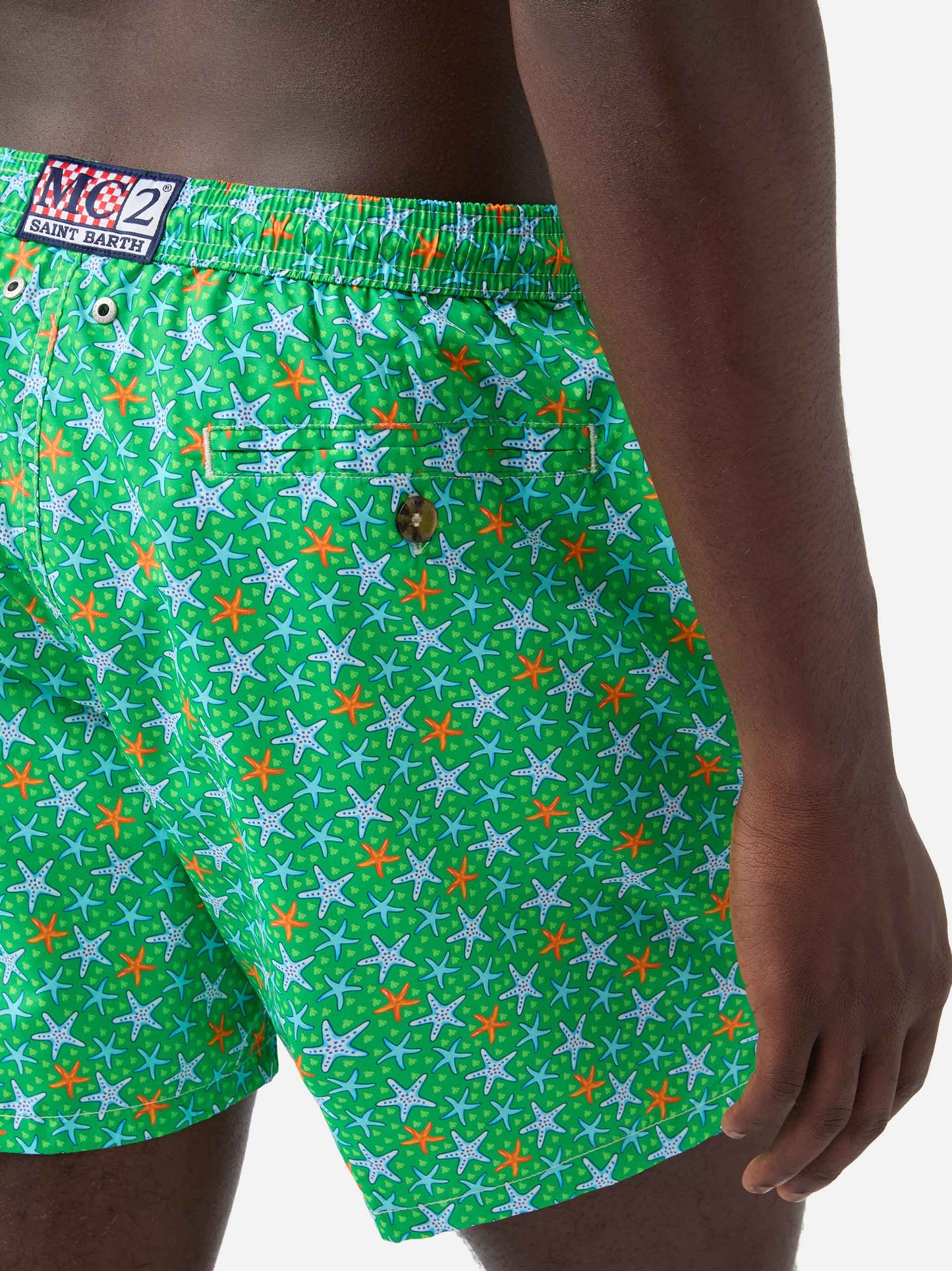 Herren-Badeshorts aus leichtem Stoff mit mehrfarbigem Seestern-Print