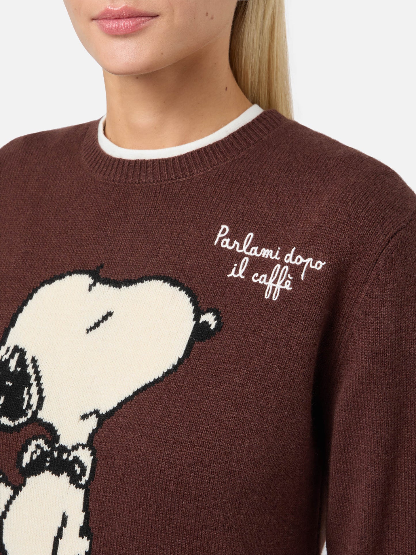 New Queen cashmere-blend sweater in brown with Snoopy jacquard and embroidery | PEANUTS SPECIAL EDITION