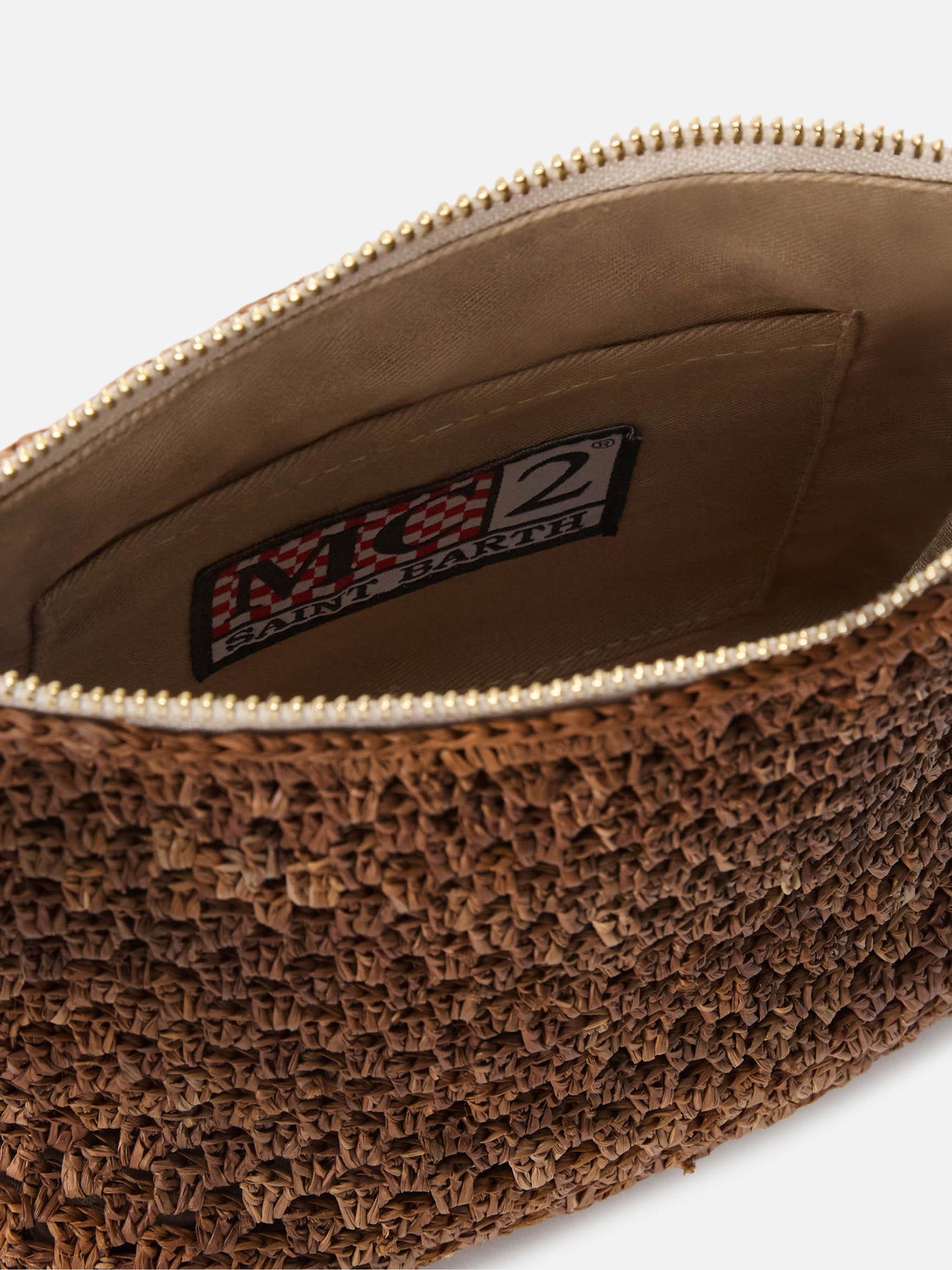 Pochette de rafia marrón con logo bordado