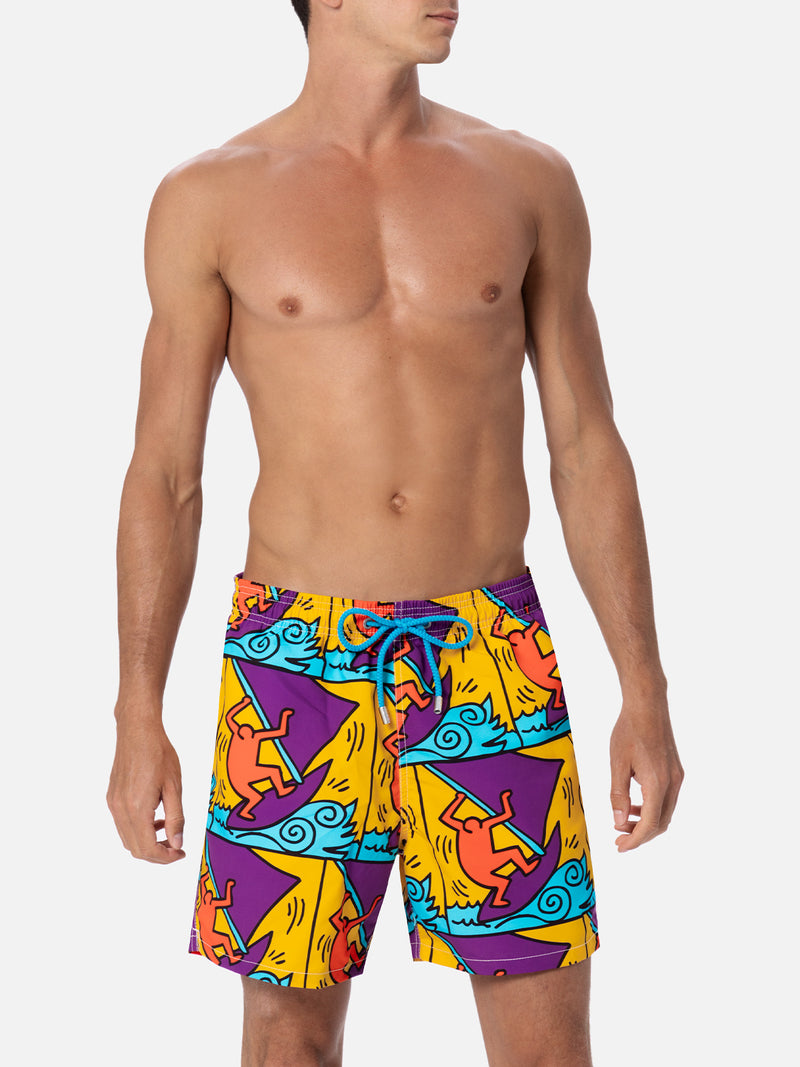 Mittellange Gustavia-Badeshorts für Herren mit platziertem Keith-Haring-Design| KEITH HARING SONDERAUSGABE