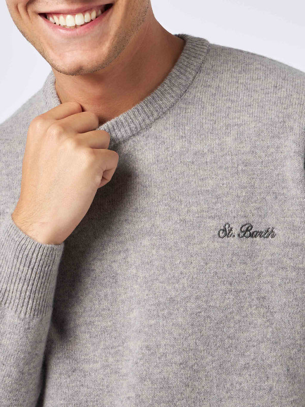 Maglia da uomo girocollo grigio melange con ricamo St. Barth