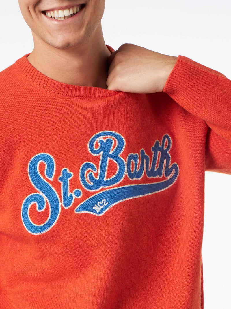 Orangefarbener Herrenpullover mit Rundhalsausschnitt und St. Barth-Stickerei