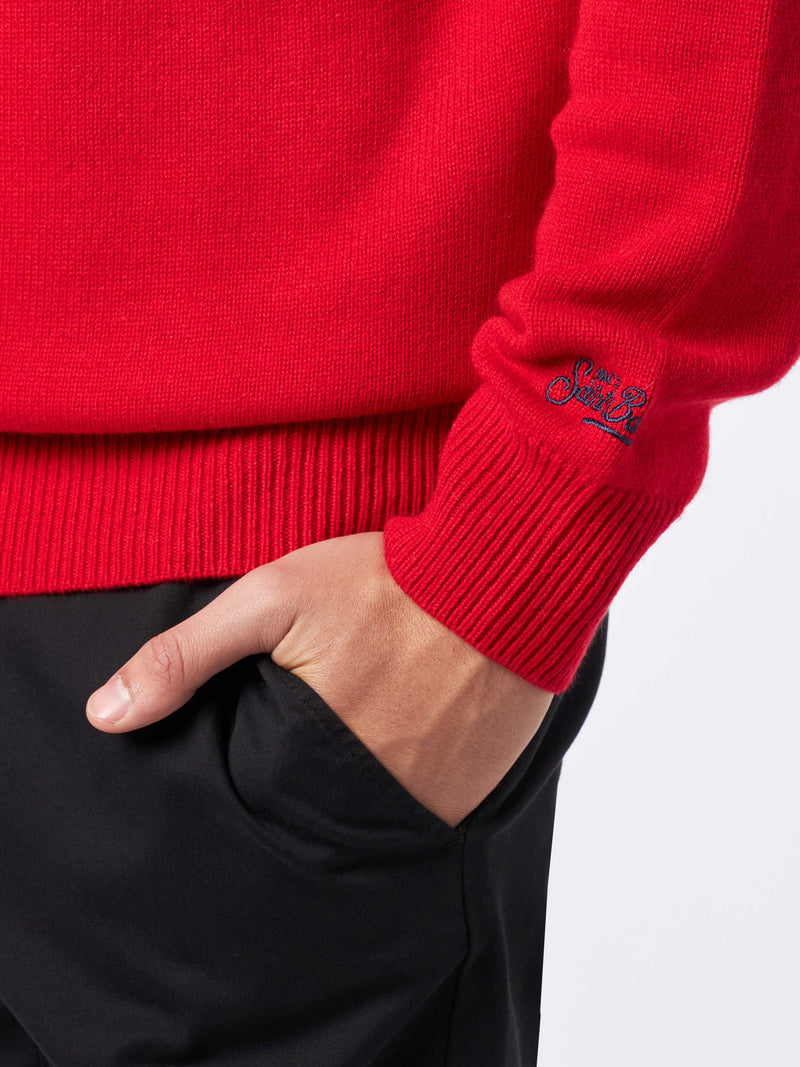 Roter Herrenpullover im norwegischen Stil