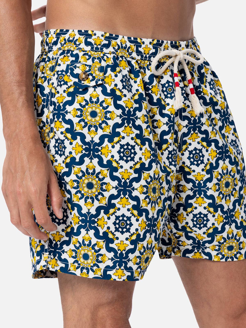 Herren-Badeshorts Lighting 70 aus leichtem Stoff mit Majolika-Print