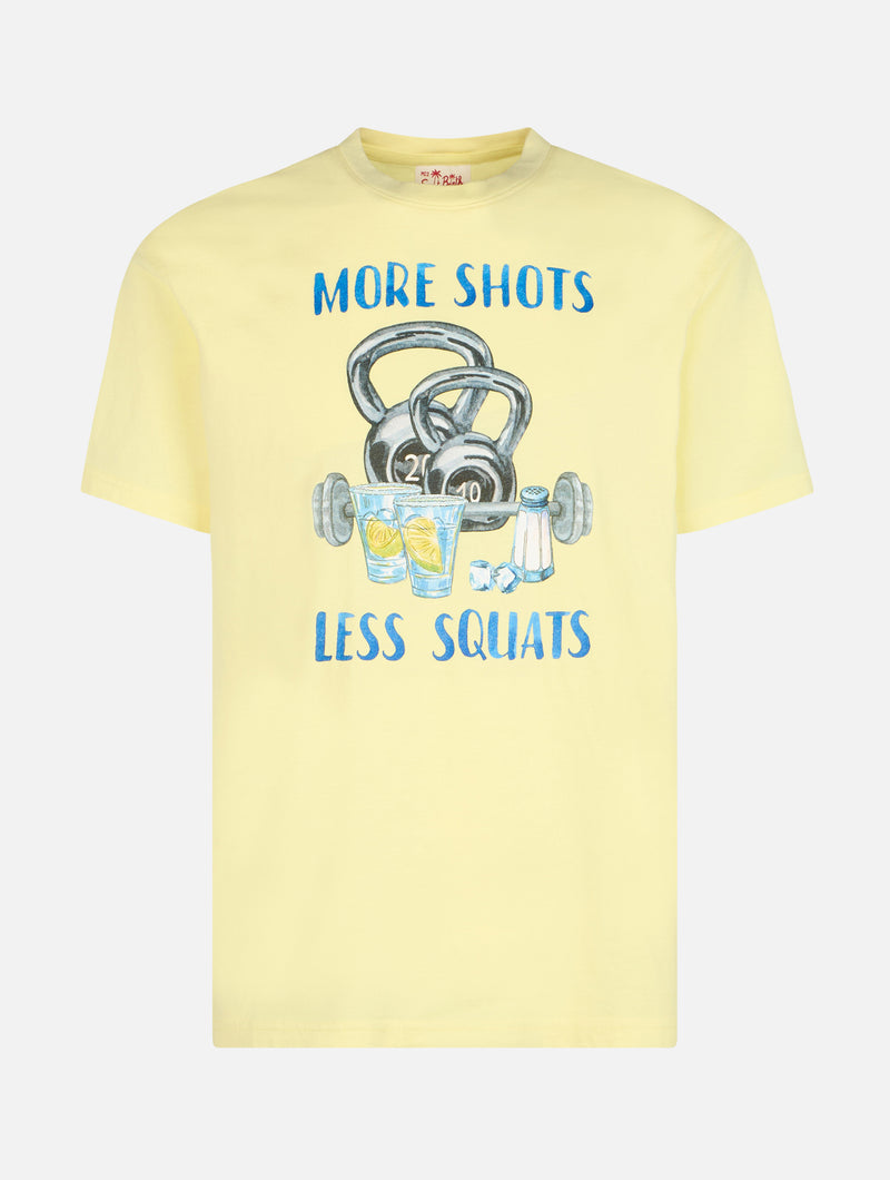 Herren-T-Shirt aus Baumwolle mit platziertem „More Shots Less Squats“-Aufdruck