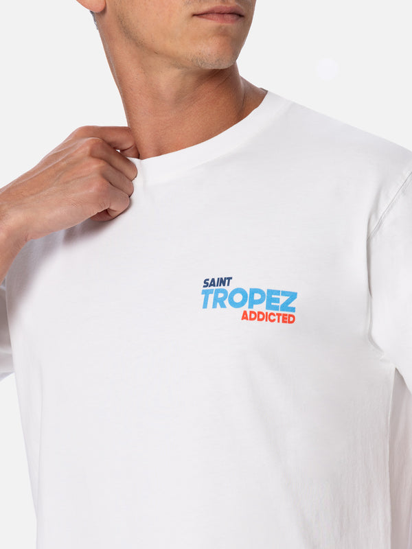 Herren-T-Shirt aus Baumwolle mit platziertem Saint Tropez Addicted-Postkartendruck