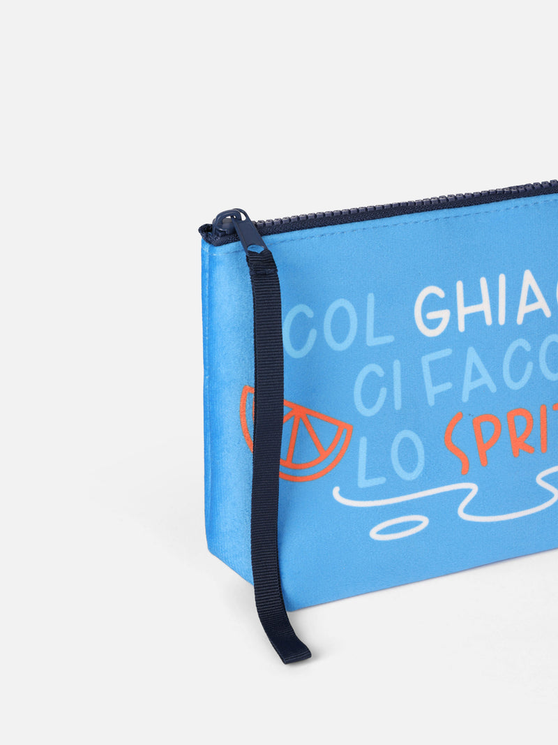 Blaue Wollpochette Aline mit „Col Ghiaccio ci faccio lo Spritz“-Aufdruck