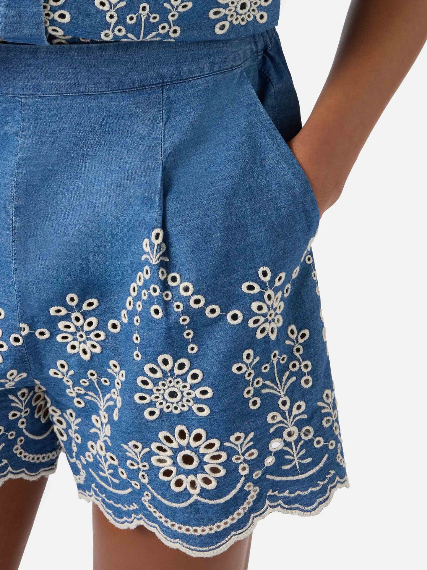 Shorts Amani in cotone con ricamo sangallo