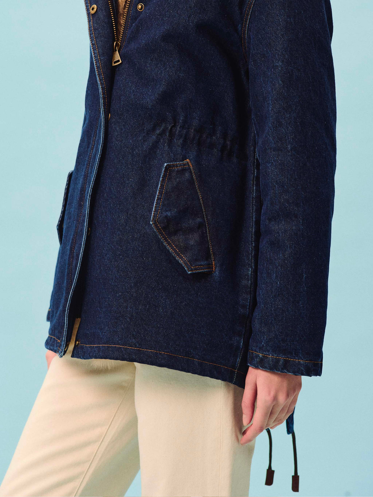 Parka Brenna blu in denim di cotone con cappuccio in effetto pelliccia