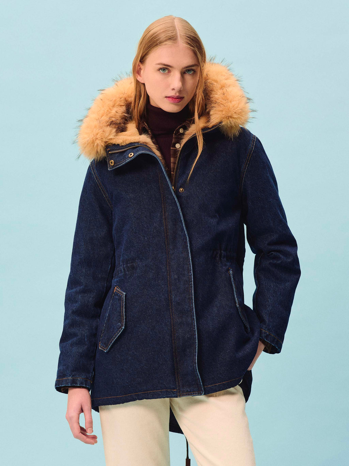 Parka Brenna blu in denim di cotone con cappuccio in effetto pelliccia