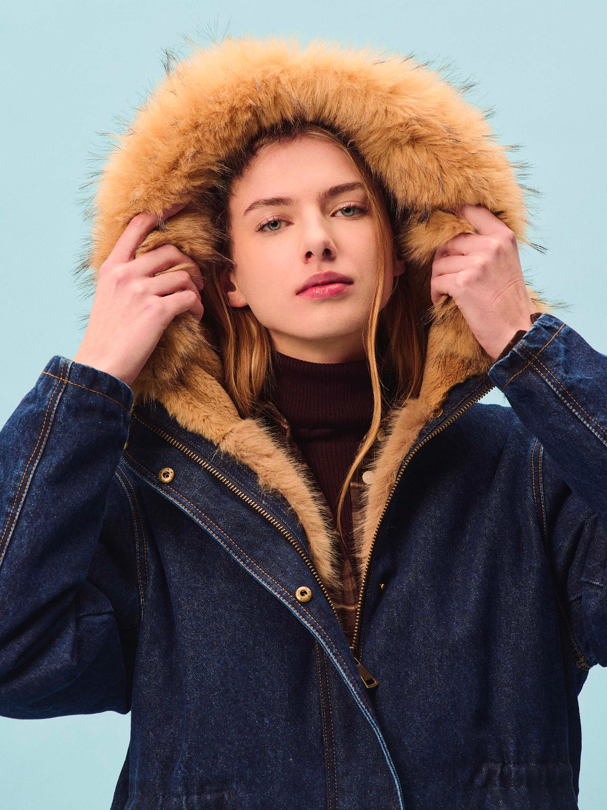 Parka Brenna blu in denim di cotone con cappuccio in effetto pelliccia