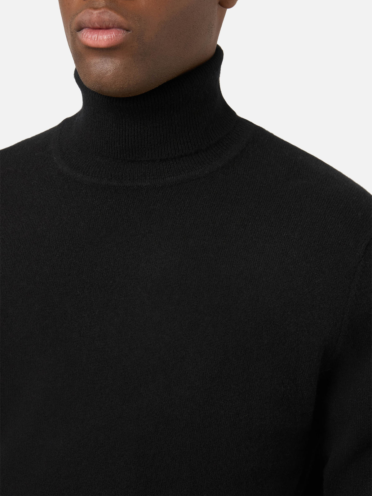 Schwarzer Kaschmir-Bond mit Funnel-Neck 