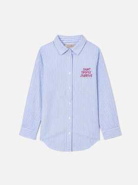 Light blue Mini Brigitte seersucker shirt with Tropez j'arrive embroidery