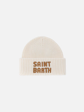 Gorro beanie Berry color blanco roto con parche del logo 