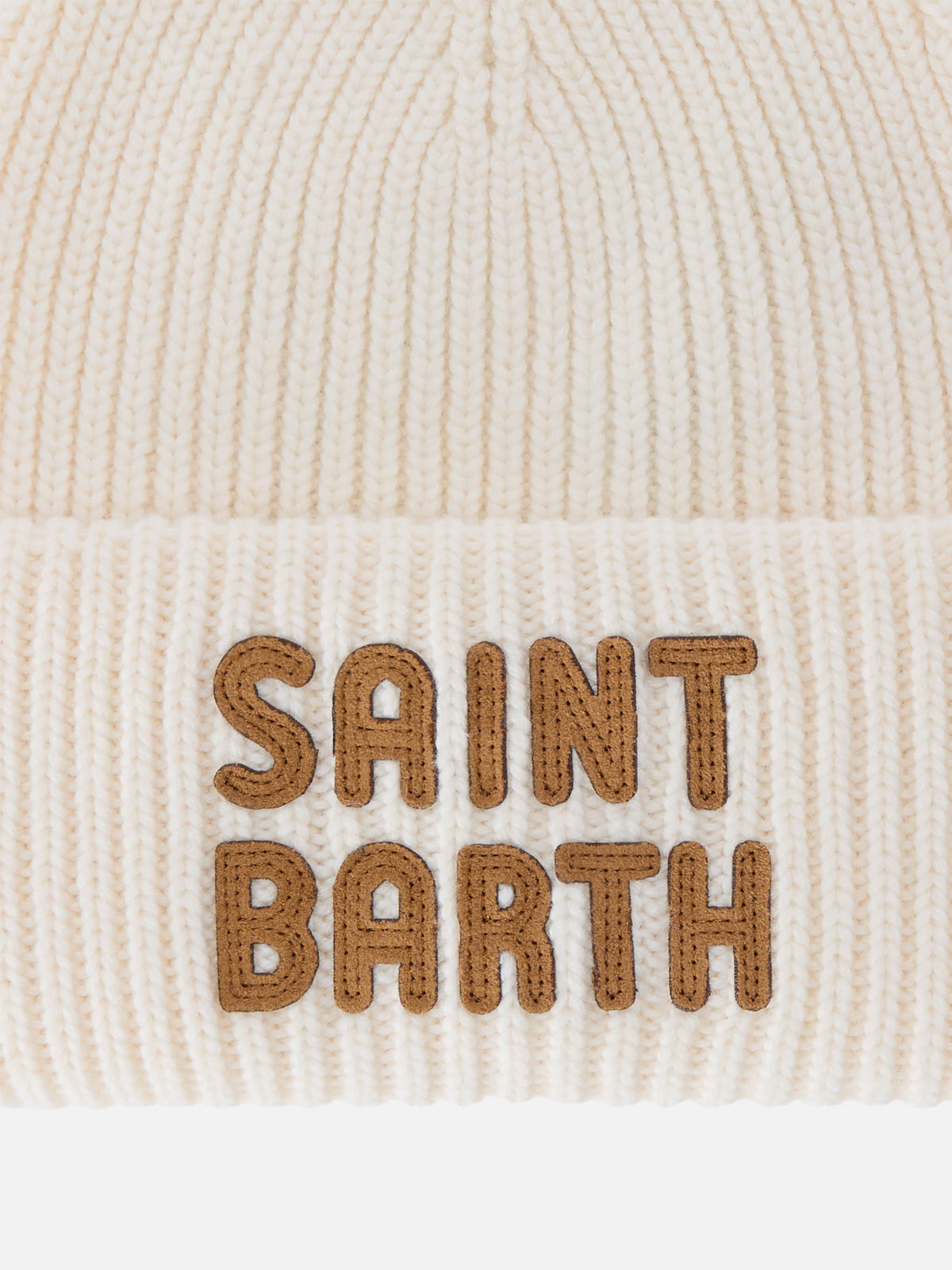 Gorro beanie Berry color blanco roto con parche del logo 