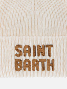 Gorro beanie Berry color blanco roto con parche del logo 