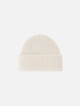 Gorro beanie Berry color blanco roto con parche del logo 