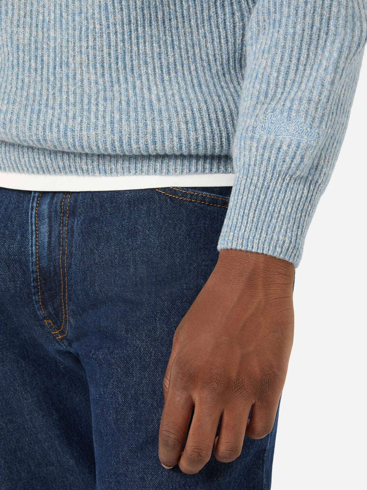 Maglia Buck azzurra in lana con mezza zip e costina mouliné