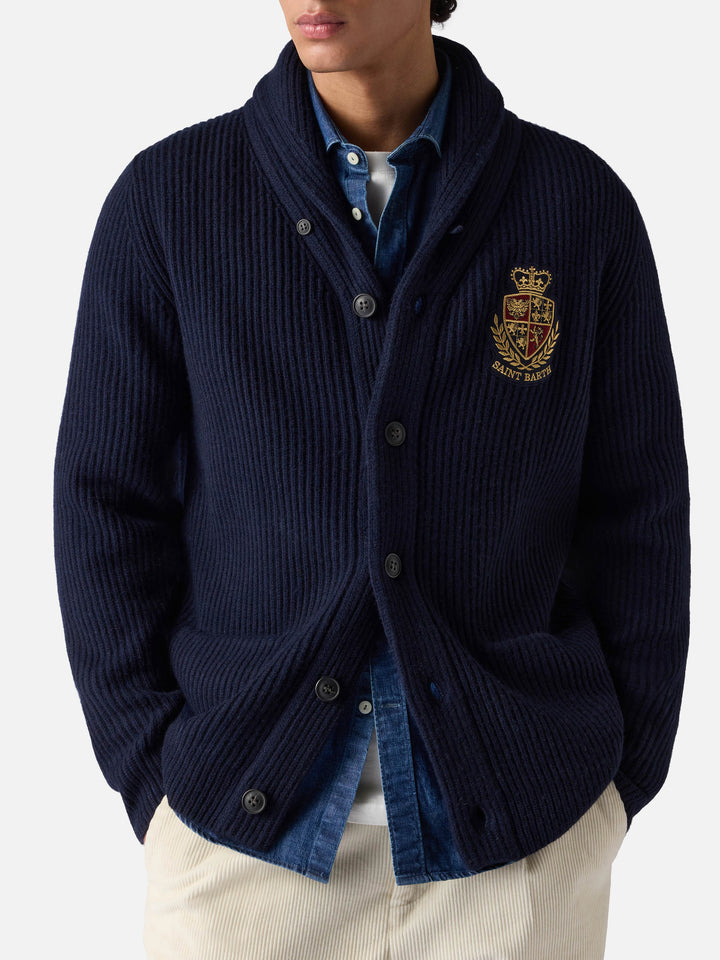 Cardigan da uomo blu a coste con collo sciallato, tasche e toppa