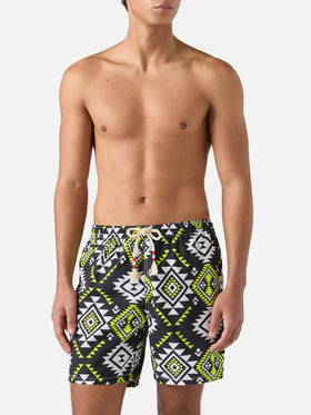 Mittellange Badeshorts im Caprese-Stil mit Ethno-Print