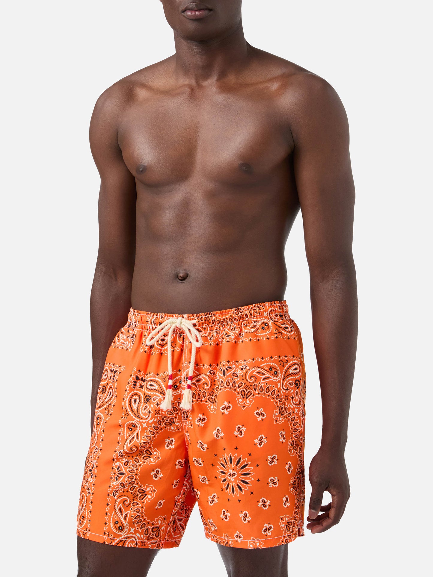 Herren-Badeshorts mit orangefarbenem Bandana-Aufdruck