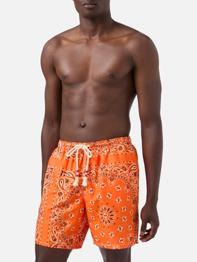 Herren-Badeshorts mit orangefarbenem Bandana-Aufdruck