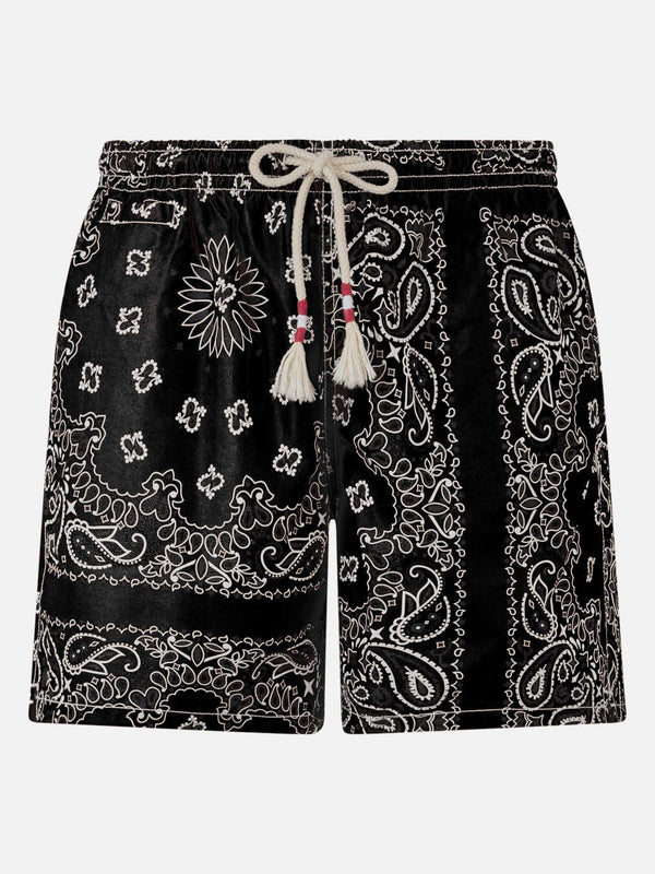 Herren-Badeshorts mit schwarzem Bandana-Print