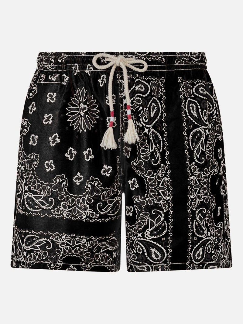 Herren-Badeshorts mit schwarzem Bandana-Print