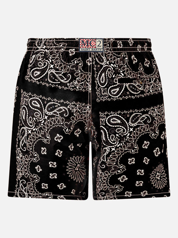 Herren-Badeshorts mit schwarzem Bandana-Print