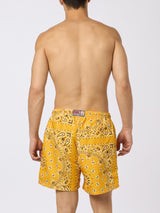 Herren-Badeshorts mit ockerfarbenem Bandana-Print