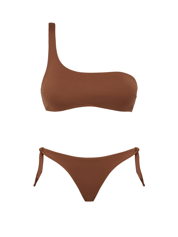 Klassische Badehose „Yali“ in Braun – One-Shoulder-Bralette-Oberteil „Celestine“ in Braun
