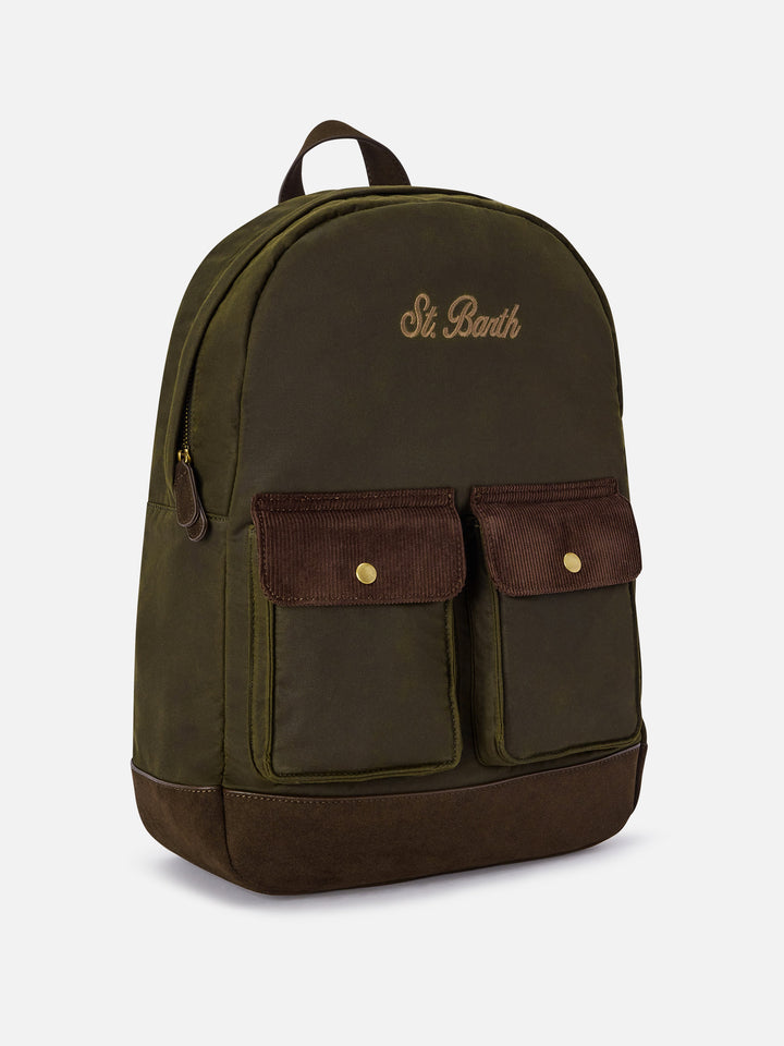 Gewachster Rucksack in Military Green Cody mit Logostickerei 