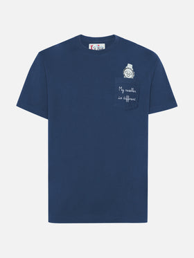 T-shirt Connor in cotone blu con ricamo sul taschino My reseller is different