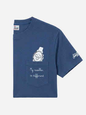 Camiseta Connor de algodón en azul con bordado en el bolsillo My reseller is different 