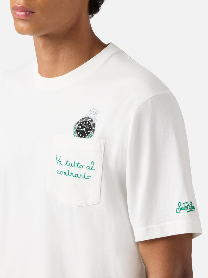 Connor-Baumwoll-T-Shirt in Weiß mit „Va tutto al contrario“-Stickerei auf der Tasche