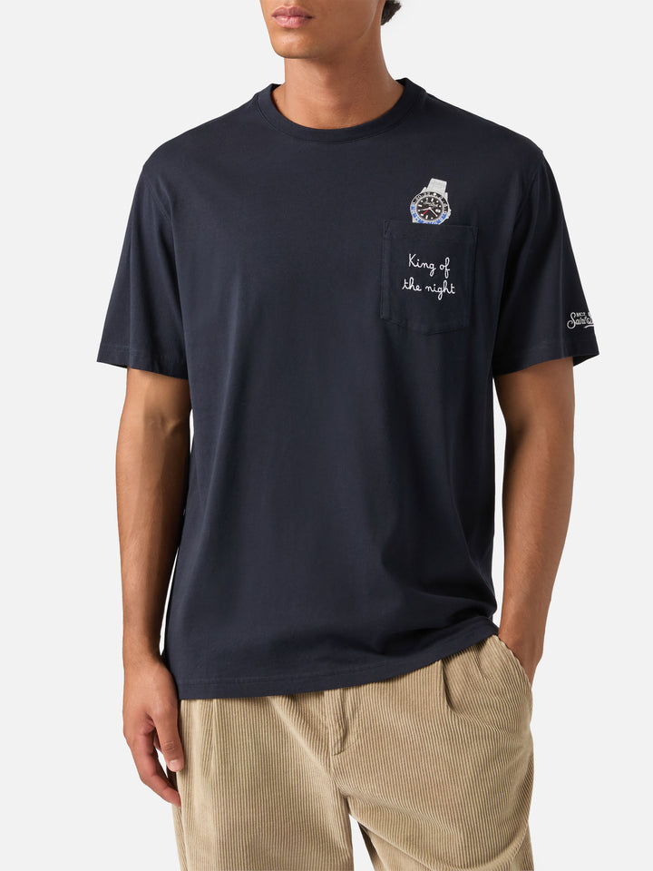 T-shirt en coton biologique blue Connor bleu marine avec imprimé montre et broderie King Of The Night 