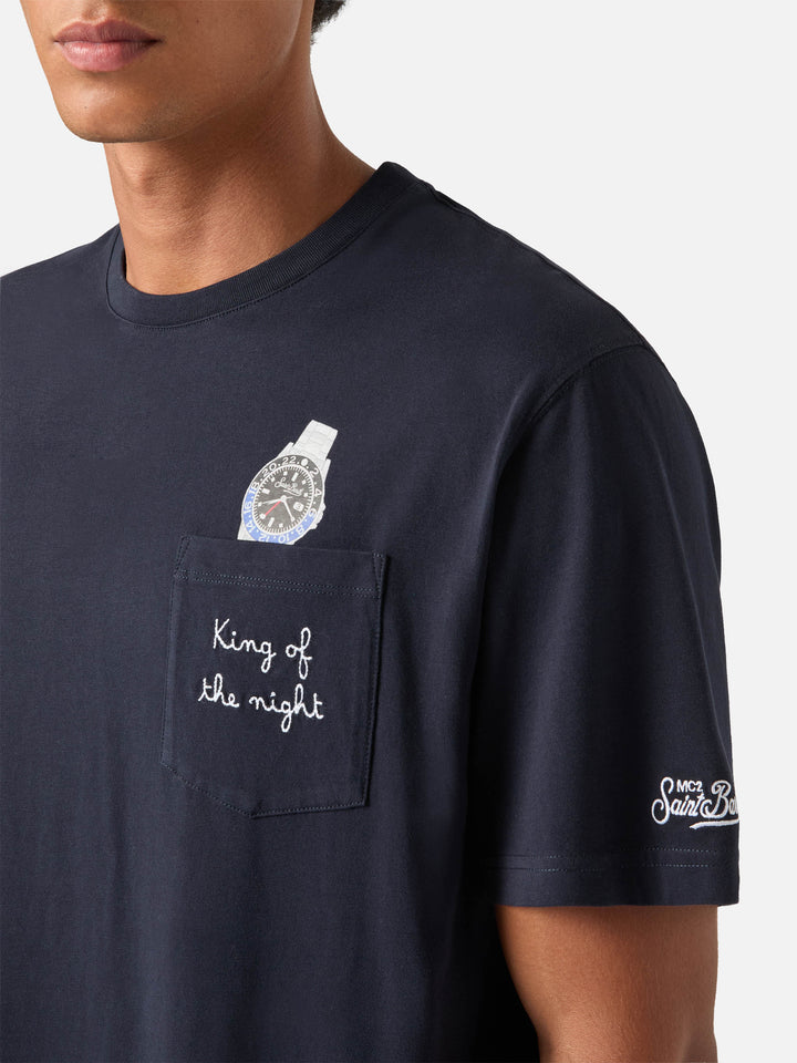 T-shirt en coton biologique blue Connor bleu marine avec imprimé montre et broderie King Of The Night 