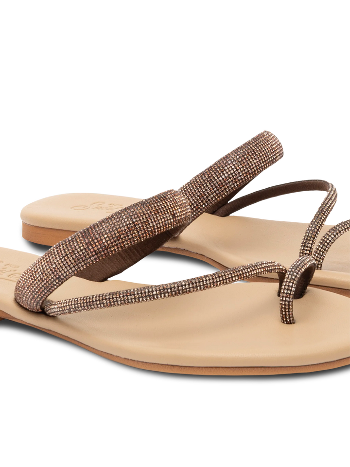Cora flache Sandalen mit Zehenring und braunen Strasssteinen