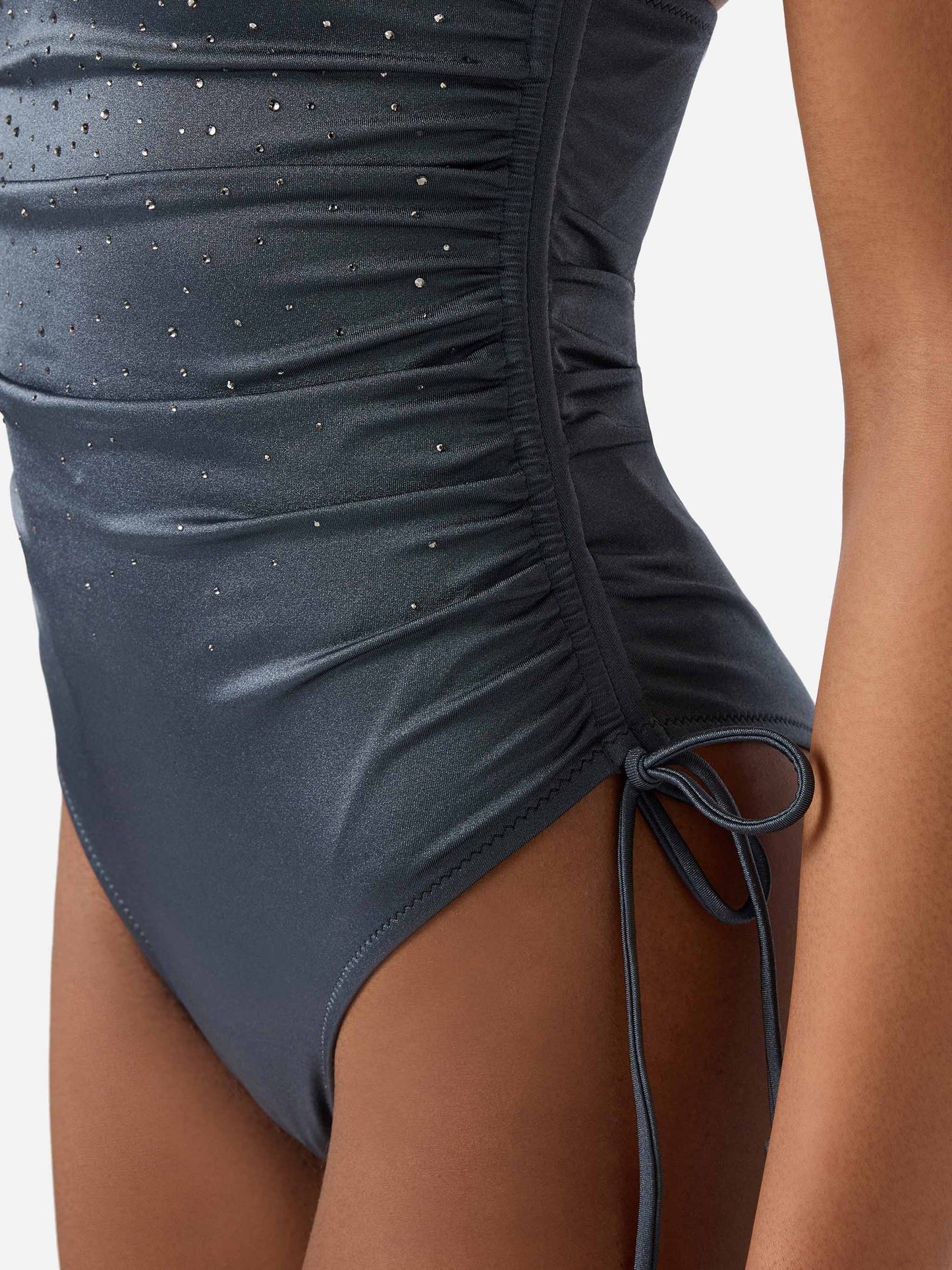 Costume intero Eliya glossy finish grigio scuro con dettaglio strass