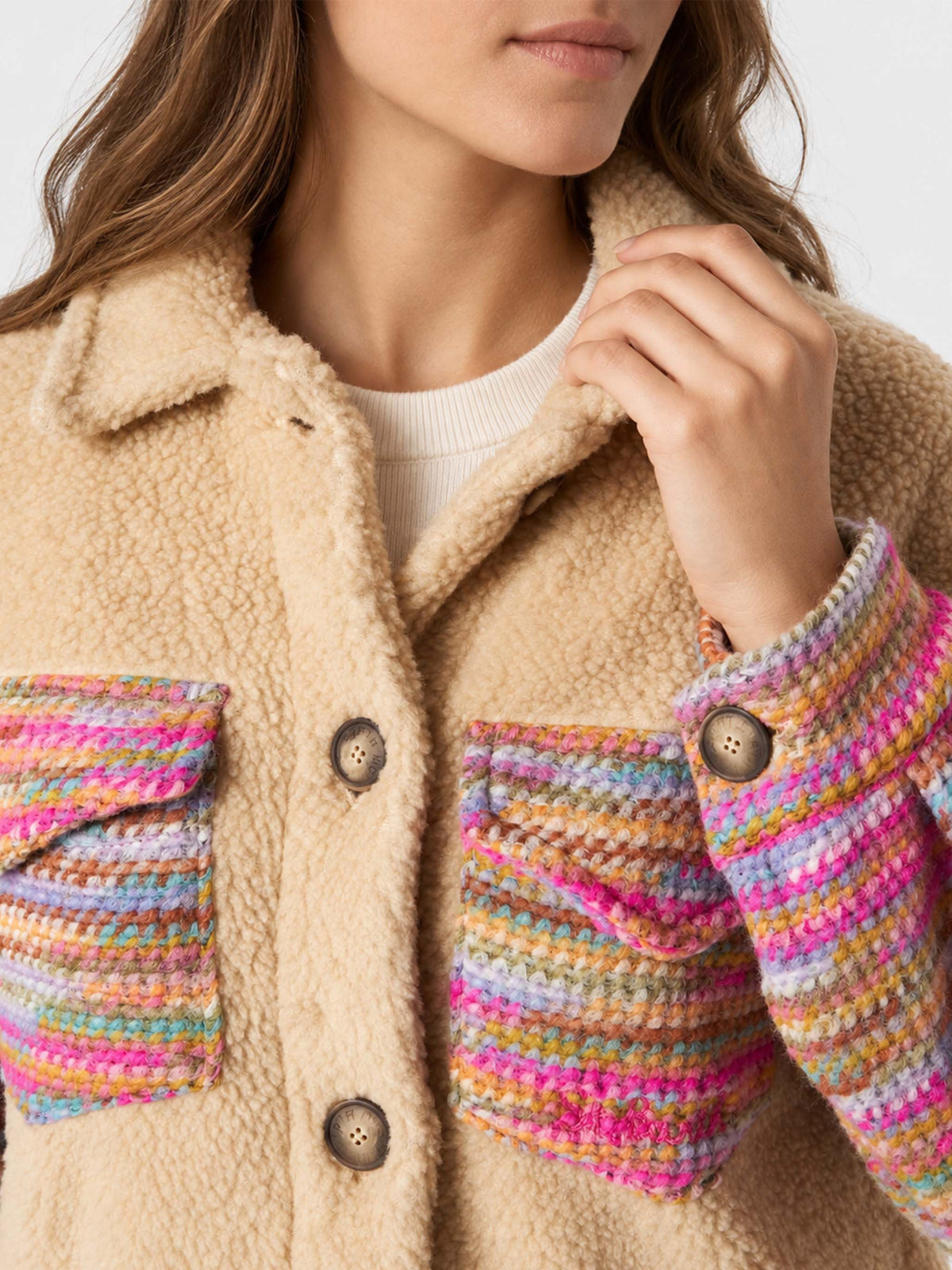 Chaqueta Elys beige efecto sherpa con detalles de crochet 