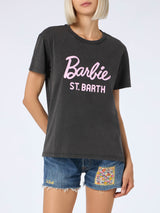 Damen-T-Shirt Emilie aus Baumwolljersey mit Rundhalsausschnitt und Barbie St. Barth-Aufdruck | BARBIE SPECIAL EDITION