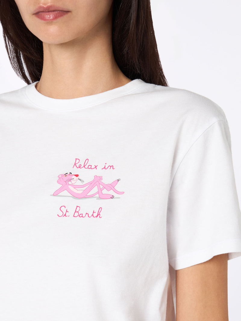 Weißes Rundhals-T-Shirt Emiilie aus Baumwolljersey für Damen mit Stickerei „Relax in St. Barth“ | PINK PANTHER SPECIAL EDITION