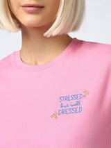 T-shirt da donna girocollo Emilie in jersey di cotone con ricamo Stressed but Well Dressed