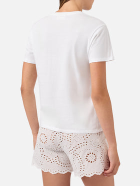 Camiseta Emilie blanca con bordado charm Cocktail in mano, malessere lontano 