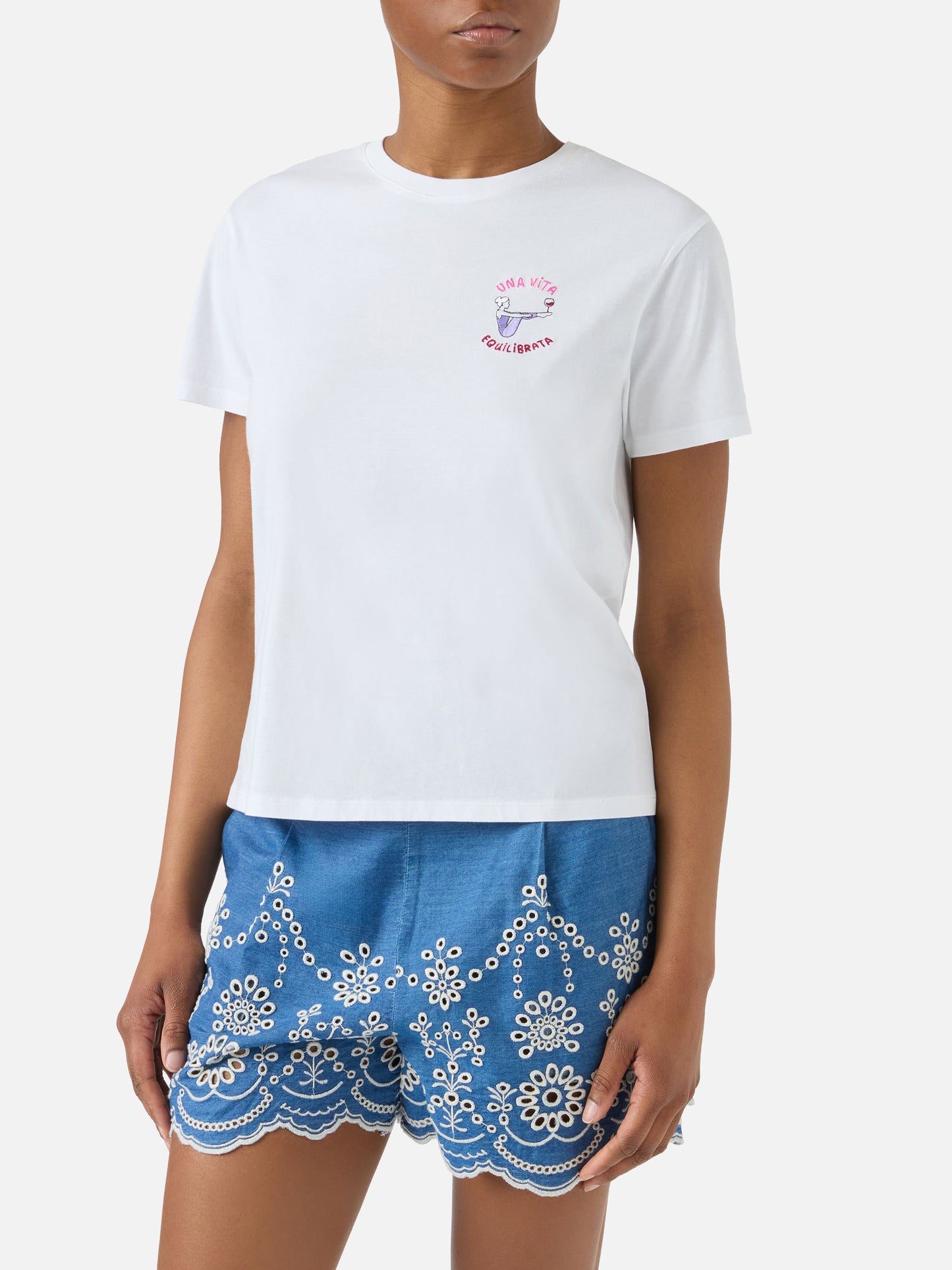 White Emilie T-shirt with Una vita equilibrata embroidery