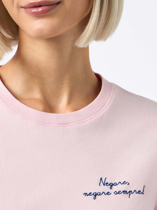 T-shirt da donna Emilie rosa in cotone pesante con ricamo Negare, negare sempre! | VACANZE DI NATALE EDIZIONE SPECIALE