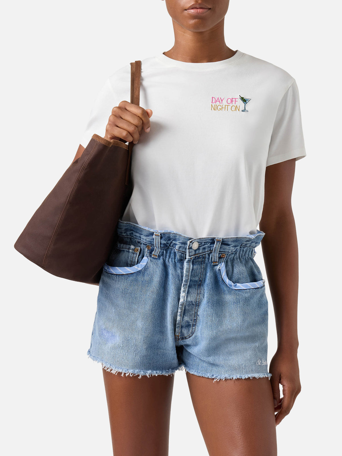 Emilie T-Shirt in Weiß mit „Day Off Night On“-Stickerei 