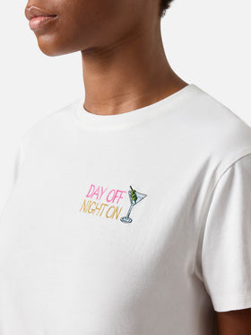 Emilie T-Shirt in Weiß mit „Day Off Night On“-Stickerei 