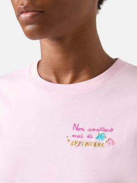 Emilie T-Shirt in Rosa mit Stickerei „Non smetterò mai di splendere“ 